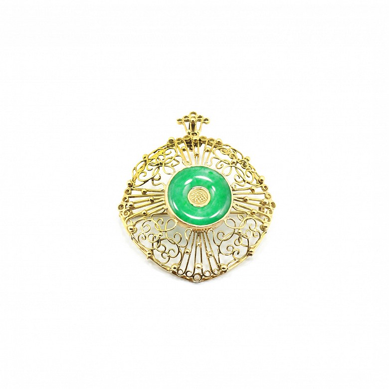 14k yellow gold pendant and central jade disc.