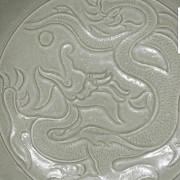 Plato de cerámica estilo Yue con vidriado celadón.