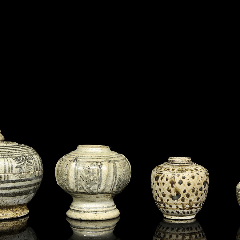 Lote de recipientes con decoración vidriada, Sawankhalok, s.XIV - XVI - 2