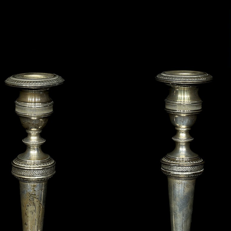 Pareja de candeleros de plata punzonada, S.XX