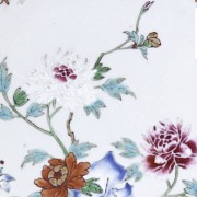 Plato de porcelana esmaltada, China, Dinastía Qing.