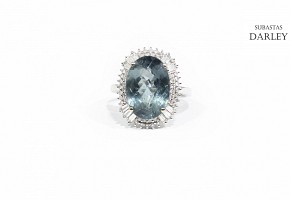 18kts white gold ring with tourmaline and diamonds