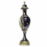 Jarrón de porcelana y bronce, estilo francés, S.XX