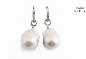 18k white gold earrings, with white baroque pearl and diamonds.