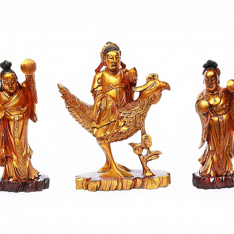 Tres esculturas en madera dorada, representan deidades, med.s.XX