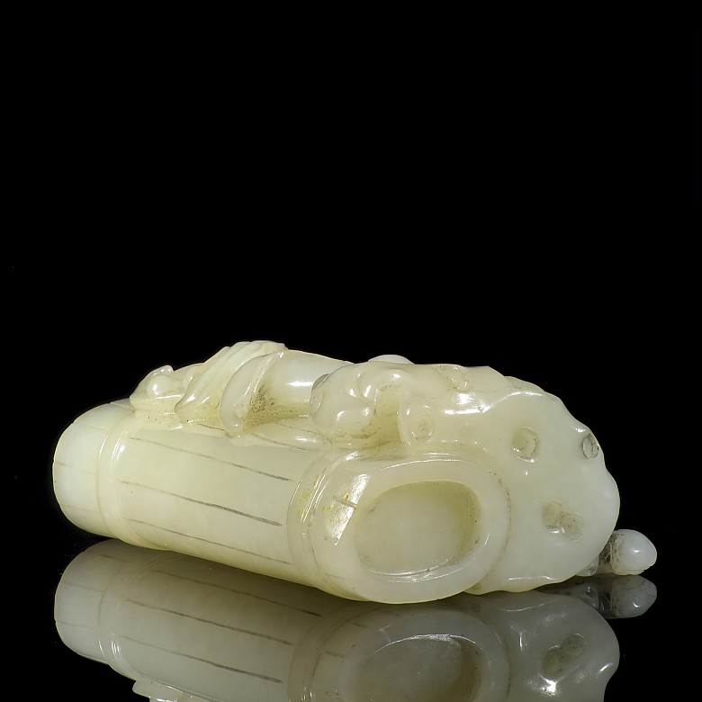 Bote de jade con peana de madera, dinastía Qing