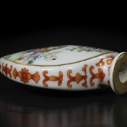 Porcelain Snuff bottle, famille rose enameled, Qianlong mark