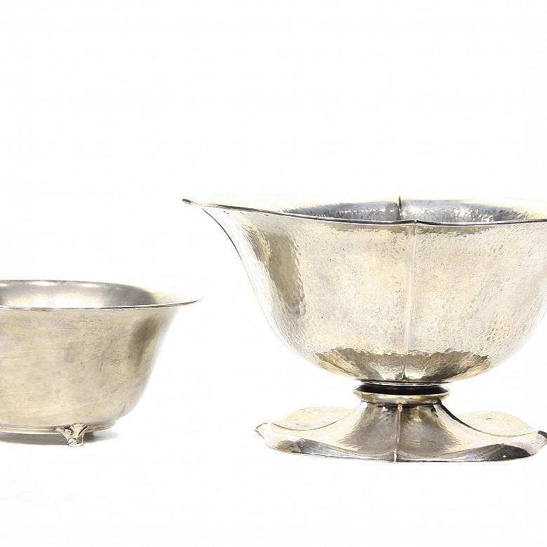 Silver centerpiece and bowl, law 830.