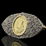 18k yellow gold brooch with coin