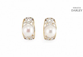 Pearl earrings in 18k yellow gold and diamonds.
