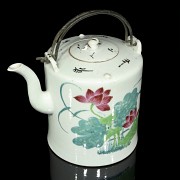 Chinese porcelain teapot, early 20th century