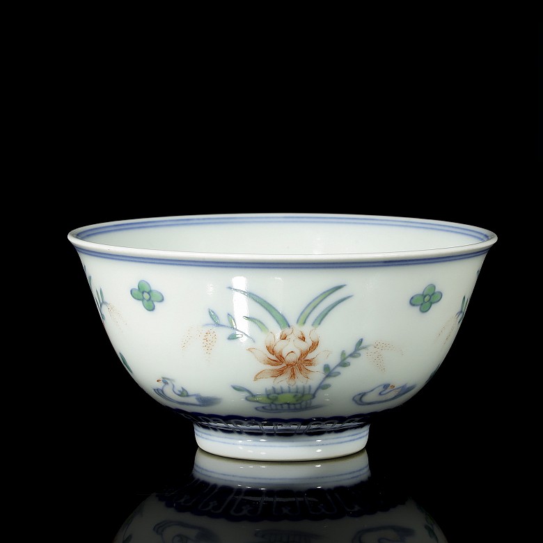 Cuenco en porcelana esmaltada, con marca Qianlong