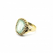 Ring in 18k yellow gold, set in the center with an oval green glass.