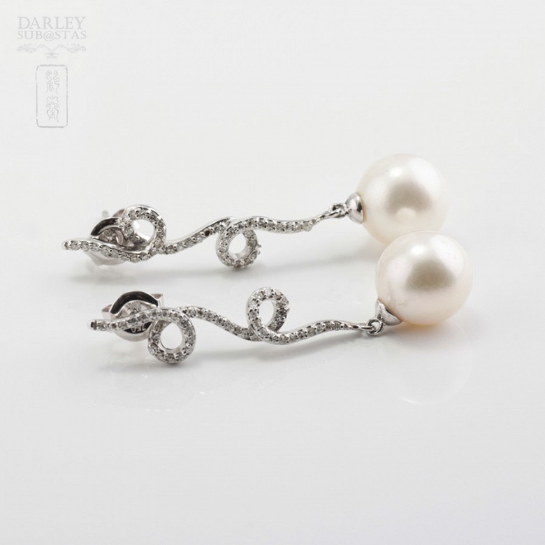 Pendientes en oro blanco 18k con perlas blancas y diamantes. - 2