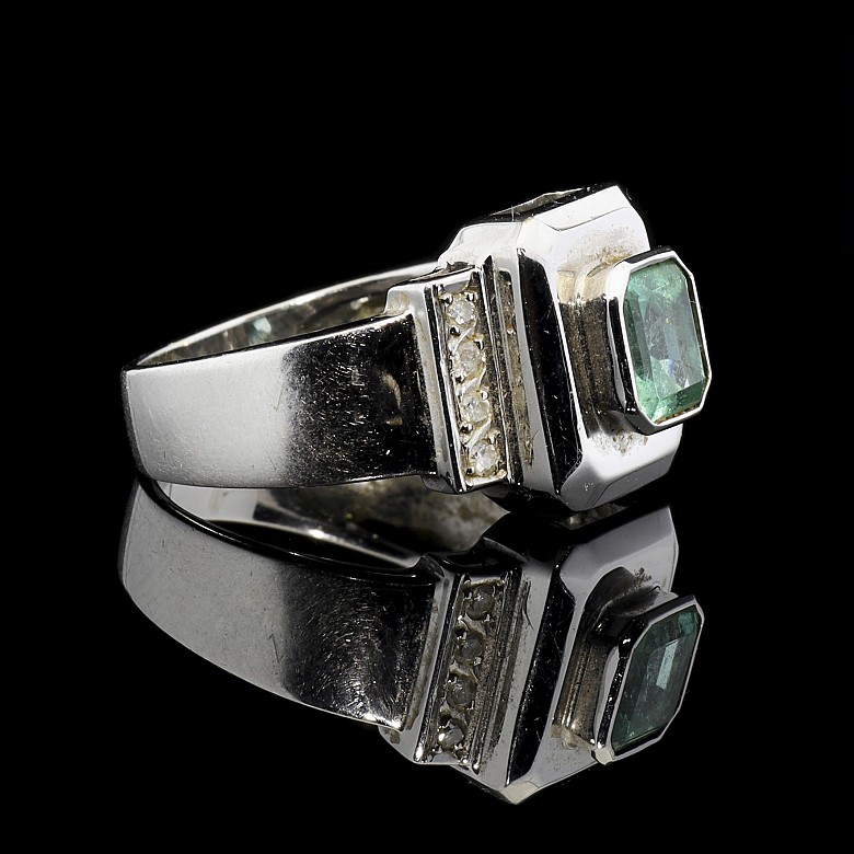 Ring in 18k white gold, diamonds and an emerald - 2
