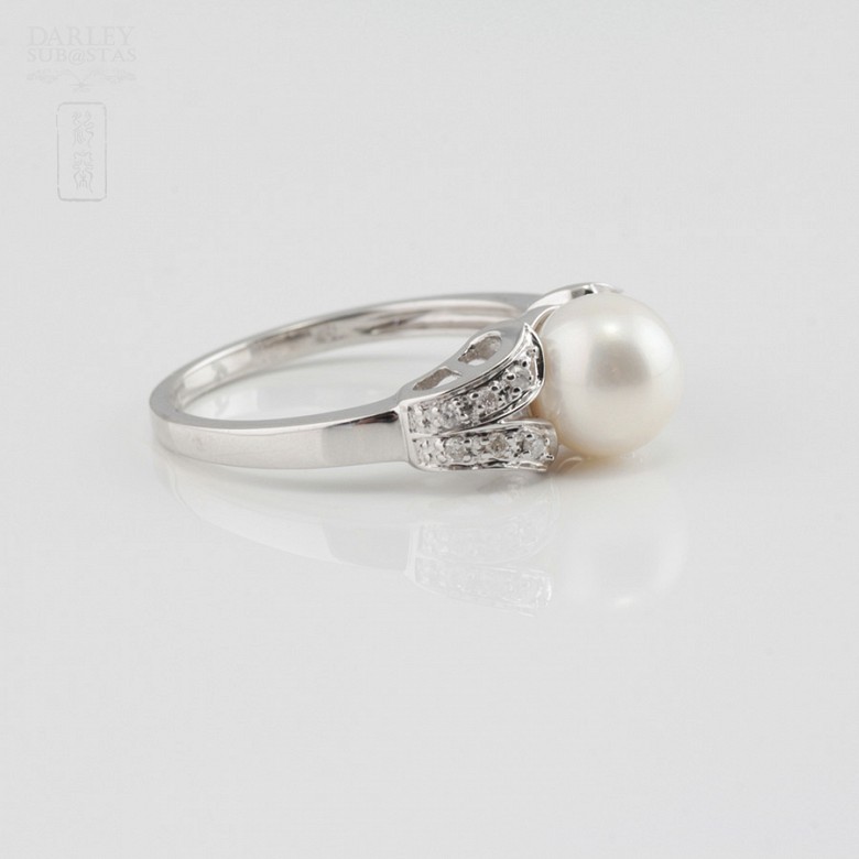 Anillo en oro blanco de 18k con perla y diamantes. - 4