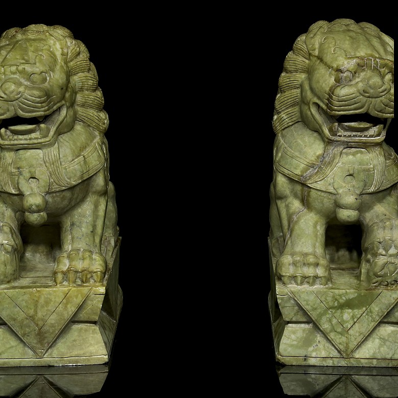 Pareja de grandes leones chinos de piedra dura, S.XX