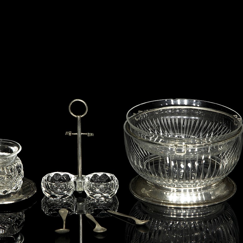 Lot of small pieces in silver, metal and glass - 1