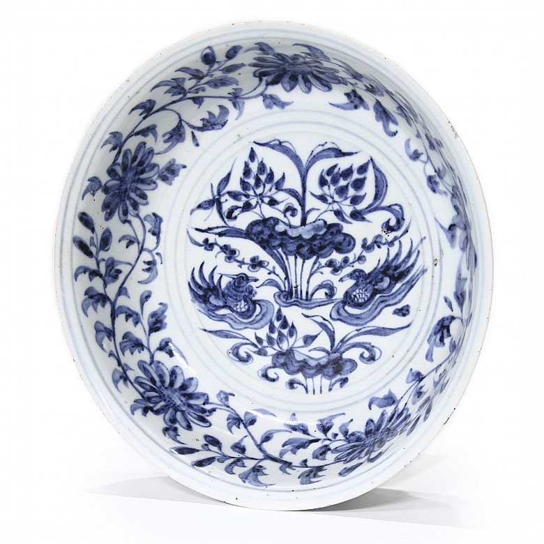 Pequeño plato en azul y blanco, estilo Yuan.