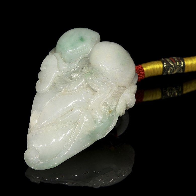 Pendant of carved jade 