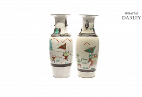 Pareja de jarrones de cerámica con escenas de batalla, China, s.XX