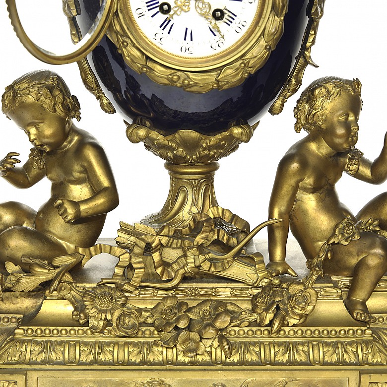 Reloj de sobremesa con candelabros de cinco luces estilo Luis XVI, s.XIX