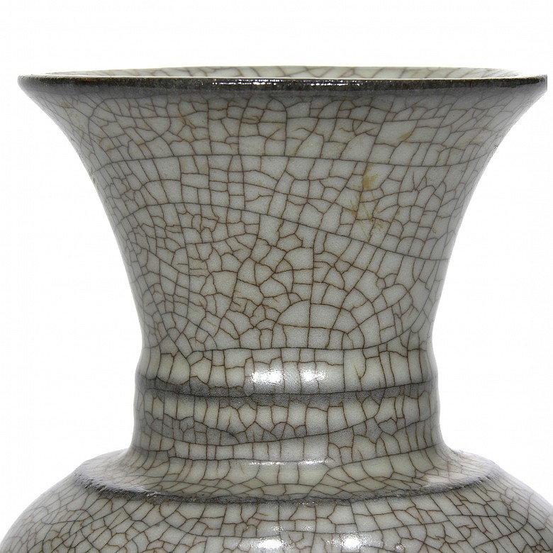 Guanyao ceramic vase, Qing dynasty.
