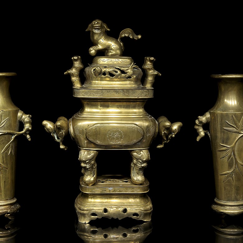 Large bronze censer with vases