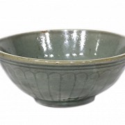 Bowl, Yuan / Ming dynasty, with celadon glaze, 14th century