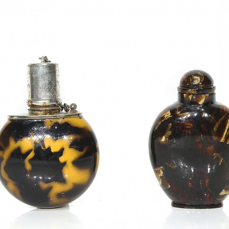 Dos botellas, para rapé y perfume, S.XX