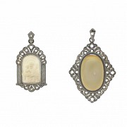 Two 18 k yellow gold medals, with mother-of-pearl