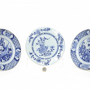 Lot of three Chinese porcelain dishes, 20th Century