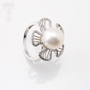 Ring in 18k white gold with natural pearl and diamond