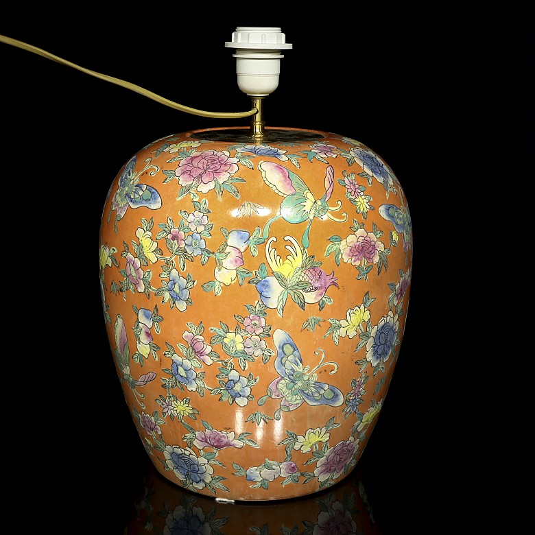 Tibor de porcelana esmaltada, adaptado a lámpara, S.XX