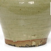 Jarra de cerámica estilo Yue vidriada en verde.