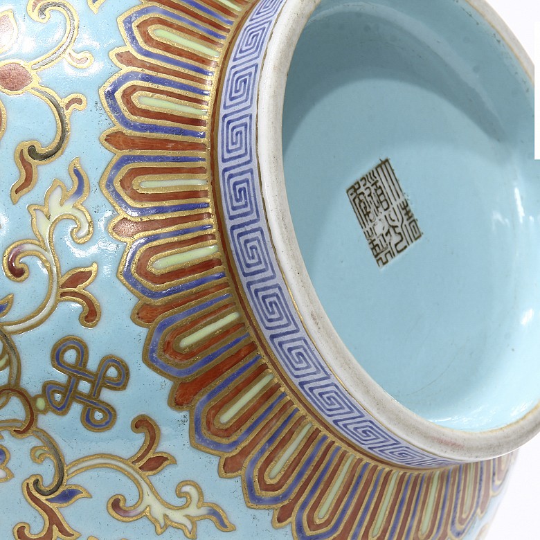 Blue-bottomed porcelain vase, with Daoguang seal.