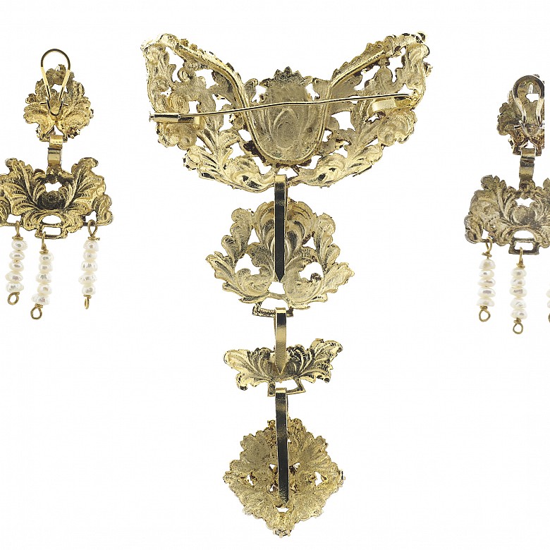 Fallera's adornments in gold metal and green stones