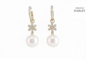 Pearl earrings in 18k yellow gold and diamonds.
