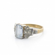 Anillo de oro 18 k con diamantes y una piedra azul