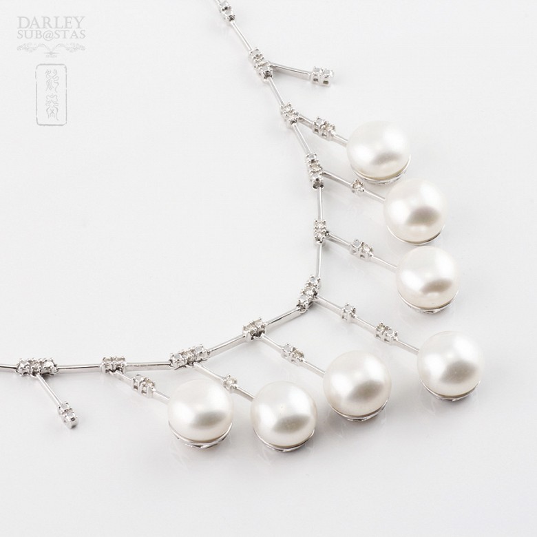 Gargantilla de oro blanco de 18k con perlas blancas y diamantes.