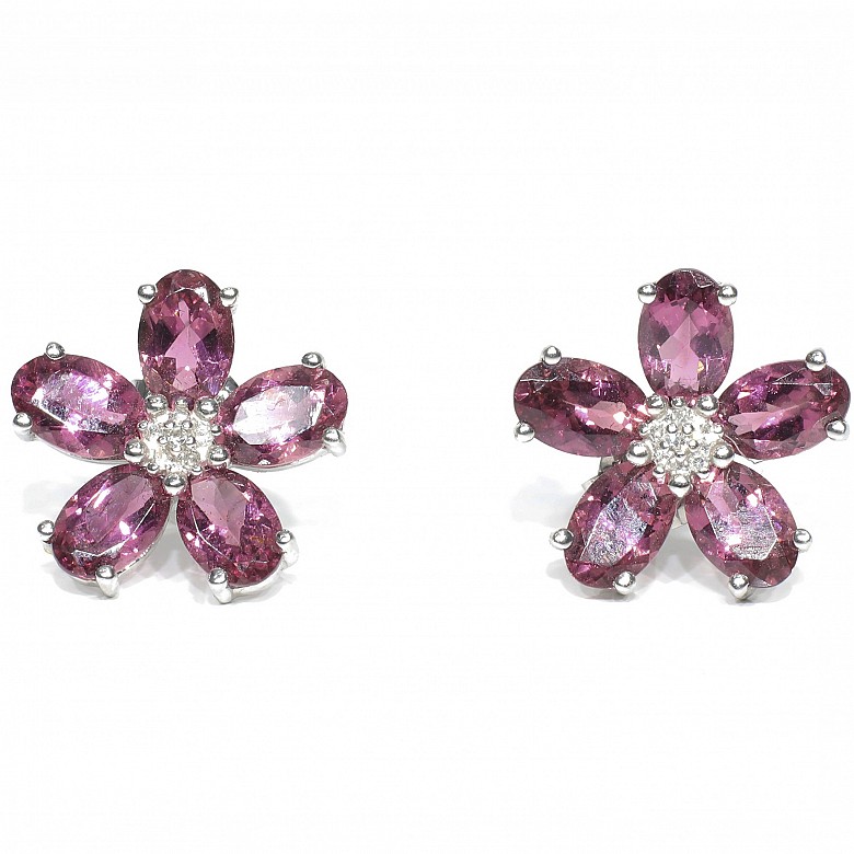 Earrings in 18k white gold, tourmalines and diamonds