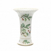 Porcelain vase with an openwork rim, VP Made in Spain, s.XX