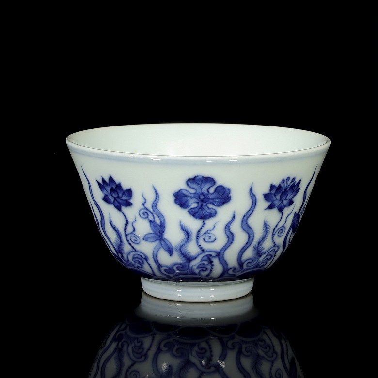 Pequeña taza de porcelana, azul y blanco, con marca Qianlong