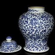 Chinese porcelain tibor, blue and white, Qing Dynasty