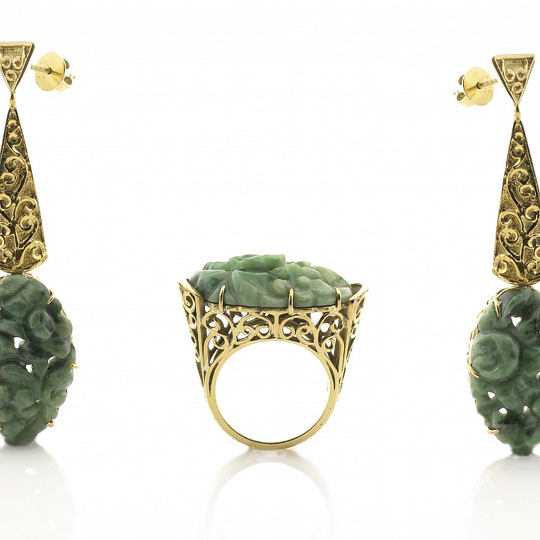 Set in carved jade and 18k gold