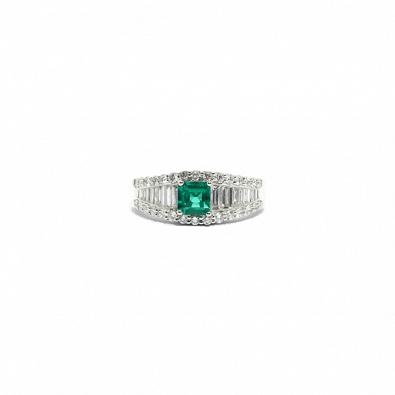 Ring with central Colombian emerald and brilliant.