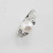18k white gold ring with pearl and diamonds. - 2