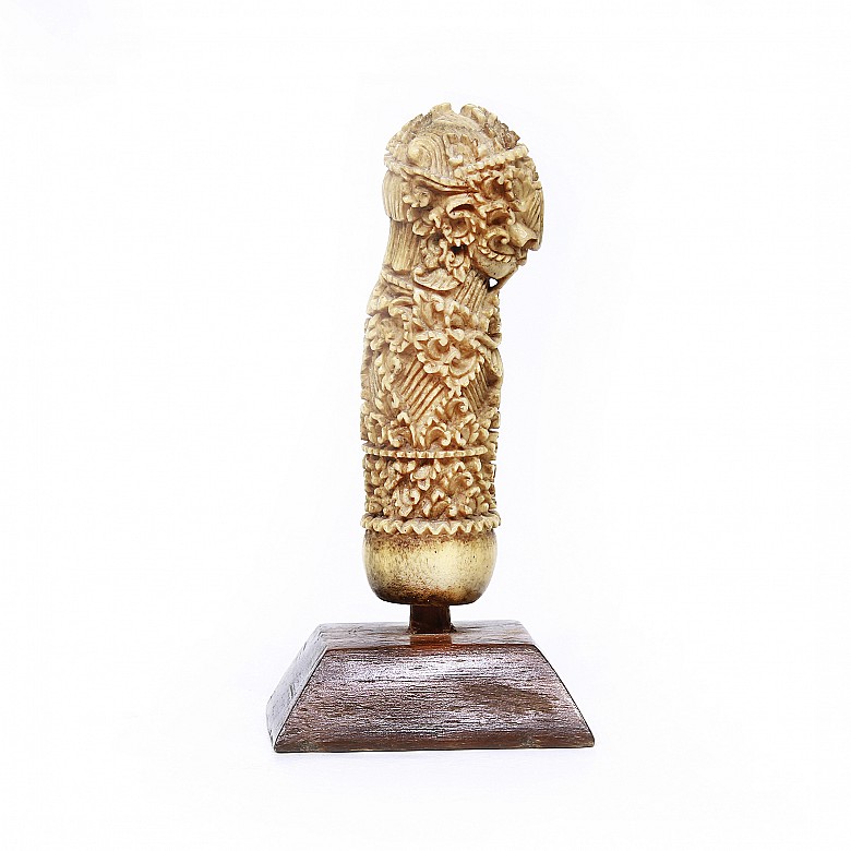 Empuñadura de Kris de marfil tallado, Indonesia, ffs.s.XIX - pps.s.XX