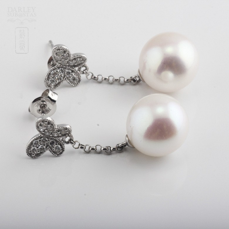Pearl earrings in 18k white gold and diamonds. - 2