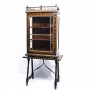 Wood veneer display case with marquetry, Alfonsina, late 19th century, with guarantors table.